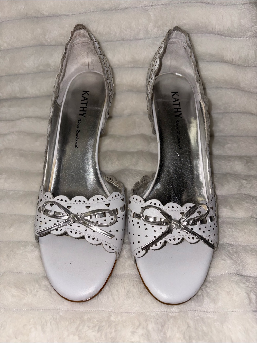Kathy Van Zeeland White Scalloped Bow Heels with Silver Bow 8M